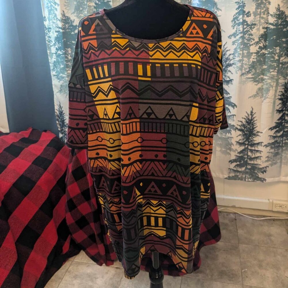 Stunning LulaRoe Classic Tee !